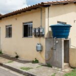 Casa brasileira com medidores de luz, água e gás para troca de titularidade na mudança