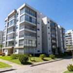 Edifício de condomínio brasileiro para análise de saúde financeira antes de comprar apartamento