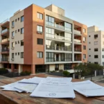Certidão de quitação condominial e prédio residencial brasileiro para compra de imóvel