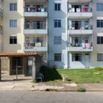 Edifício residencial brasileiro simbolizando problemas com síndico e registro de reclamações em condomínio