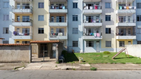 Edifício residencial brasileiro simbolizando problemas com síndico e registro de reclamações em condomínio