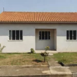 Casa residencial brasileira simbolizando transferência de IPTU após compra de imóvel