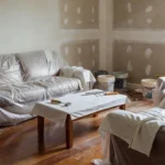 Móveis protegidos com lonas durante reforma em casa brasileira