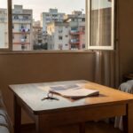 Apartamento brasileiro com chaves e documentos de aluguel sobre mesa, guia para primeiro imóvel