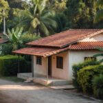 Casa residencial brasileira com telhado vermelho em bairro tranquilo