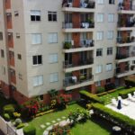 Condomínio residencial brasileiro com áreas comuns e infraestrutura