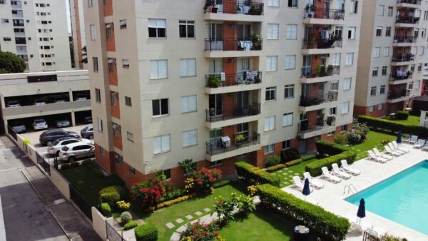 Condomínio residencial brasileiro com áreas comuns e infraestrutura