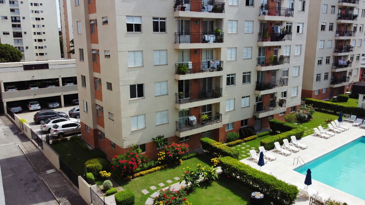 Condomínio residencial brasileiro com áreas comuns e infraestrutura