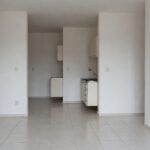 Interior de apartamento brasileiro vazio para vistoria de imóvel alugado