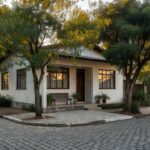 Casa residencial brasileira em bairro tranquilo representando decisão entre alugar ou comprar imóvel