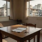 Apartamento simples no Brasil com contrato de aluguel e chaves sobre a mesa