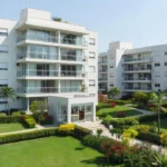 Fachada de condomínio residencial brasileiro com entrada principal e áreas comuns