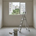 Sala de apartamento alugado com paredes pintadas e materiais de pintura