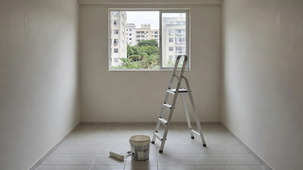 Sala de apartamento alugado com paredes pintadas e materiais de pintura