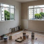 Apartamento em reforma com materiais de construção, ilustrando guia sobre autorização e caução em imóvel alugado.