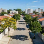 Bairro residencial brasileiro com casas modernas e ruas arborizadas, ilustrando potencial de valorização imobiliária.