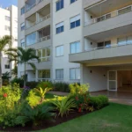 Fachada de condomínio residencial brasileiro com área comum