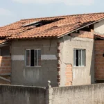 Casa brasileira com reformas irregulares na fachada, guia sobre comprar imóvel
