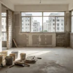 Apartamento brasileiro em reforma com materiais de construção organizados