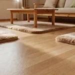 Piso de madeira antiderrapante em sala brasileira com tapetes macios para segurança infantil