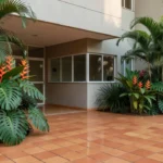 Entrada de condomínio residencial brasileiro com portaria segura e organizada