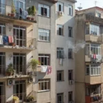 Fumaça de cigarro saindo de janela em prédio de apartamentos brasileiro