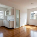 Apartamento brasileiro vazio e limpo preparado para aluguel pela primeira vez