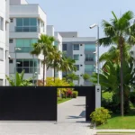 Câmeras de segurança instaladas em condomínio residencial brasileiro