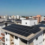 Painéis solares em telhado de condomínio residencial no Brasil