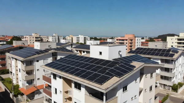 Painéis solares em telhado de condomínio residencial no Brasil
