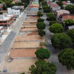 Vista aérea de bairro novo e bairro consolidado para compra de primeiro imóvel