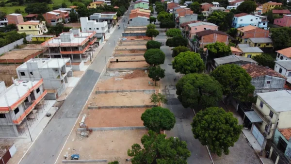 Vista aérea de bairro novo e bairro consolidado para compra de primeiro imóvel