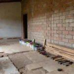 Casa em reforma no Brasil com materiais de obra organizados passo a passo