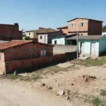 Bairro residencial brasileiro com casas e terrenos para certificação de uso do solo