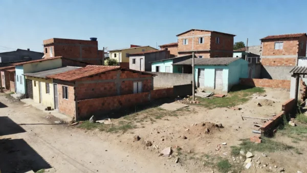 Bairro residencial brasileiro com casas e terrenos para certificação de uso do solo