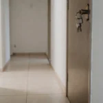 Chaves penduradas em porta de apartamento brasileiro para entrega no aluguel