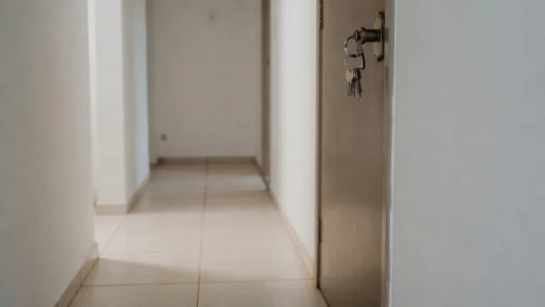 Chaves penduradas em porta de apartamento brasileiro para entrega no aluguel