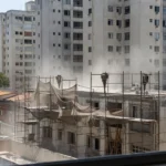 Condomínio residencial brasileiro com obras barulhentas ao lado