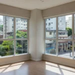 Luz natural entrando em apartamento brasileiro com janelas amplas