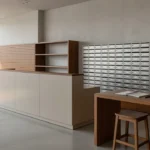 Portaria de condomínio com área para registro de entregas de documentos