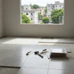 Piso novo sendo instalado em apartamento alugado no Brasil