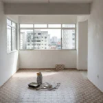 Interior de apartamento em reforma no Brasil, representando autorização para obras sem perder caução.