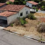 Casa brasileira com garagem ao lado de terreno para consulta de zoneamento