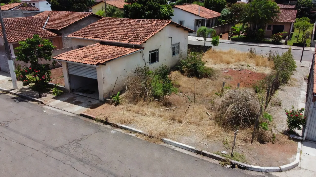 Casa brasileira com garagem ao lado de terreno para consulta de zoneamento