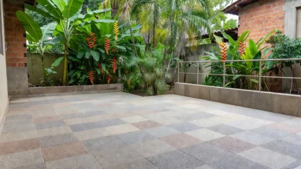Piso antiderrapante para área externa em residência brasileira