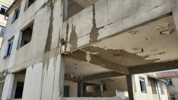Manchas de infiltração em parede e teto de condomínio residencial brasileiro