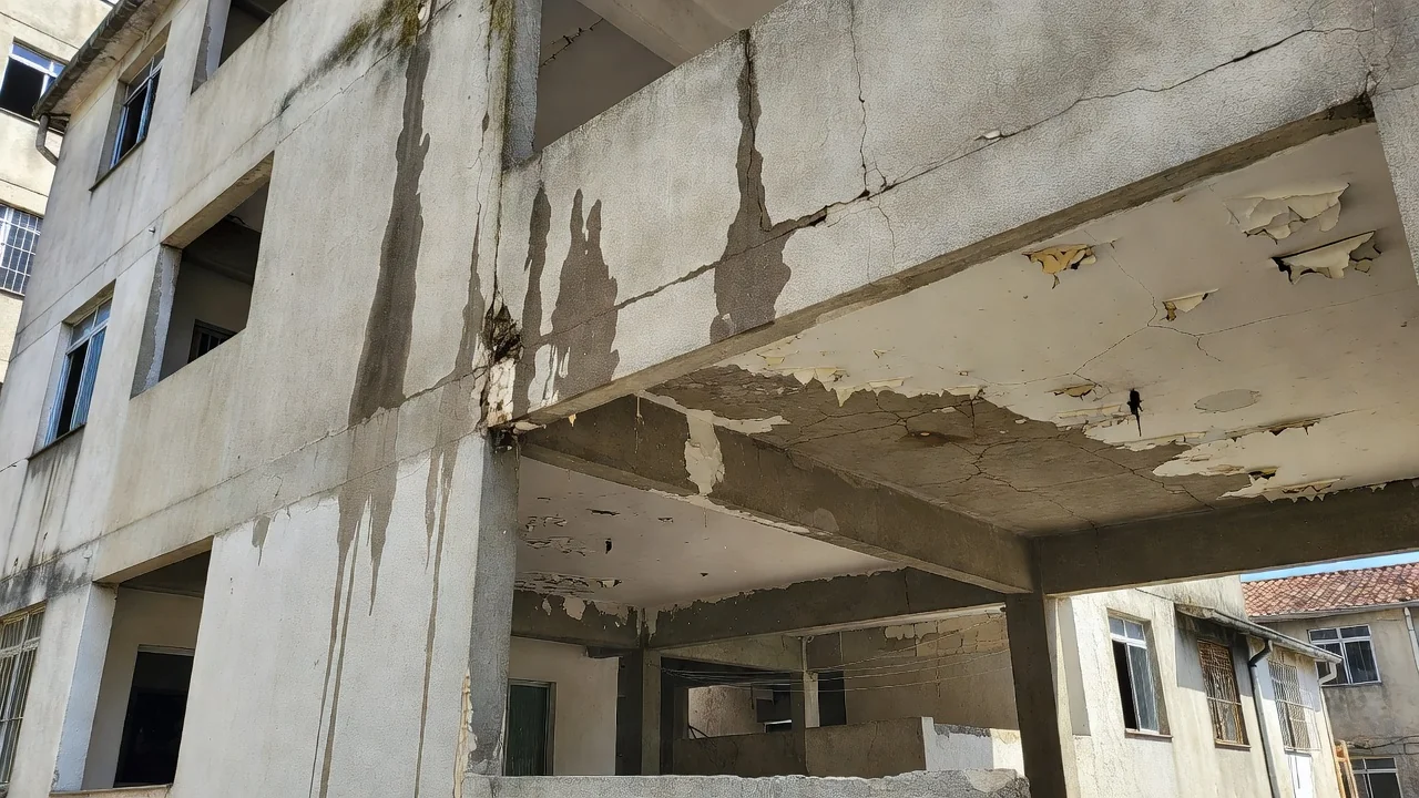 Manchas de infiltração em parede e teto de condomínio residencial brasileiro
