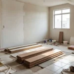 Apartamento brasileiro em reforma com materiais e ferramentas organizados