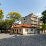 Casa e prédio de apartamentos em bairro residencial brasileiro