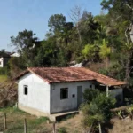 Casa residencial em área com relevo acidentado, representando identificação de risco antes de comprar imóvel.